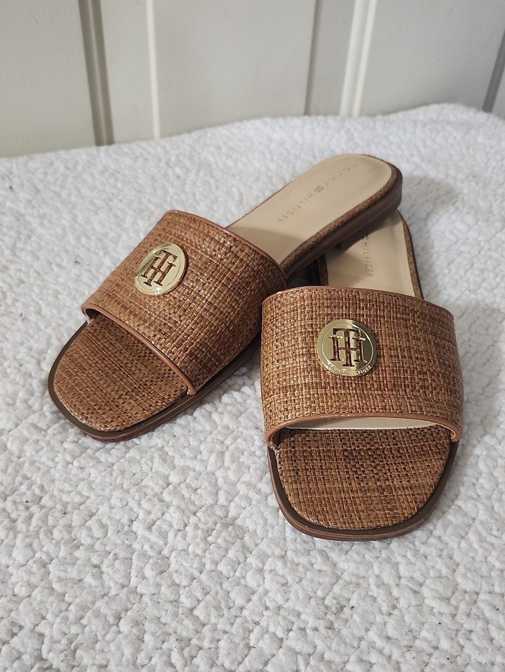 Tommy Hilfiger Women's Brown Woven Flat Slide Sandals Gold Logo Medallion Sz 9.5